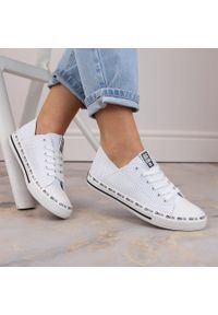 Big-Star - Trampki niskie eko skóra ażurowe białe Big Star FF274024. Kolor: biały. Materiał: skóra ekologiczna. Wzór: ażurowy. Sezon: lato. Styl: klasyczny #1