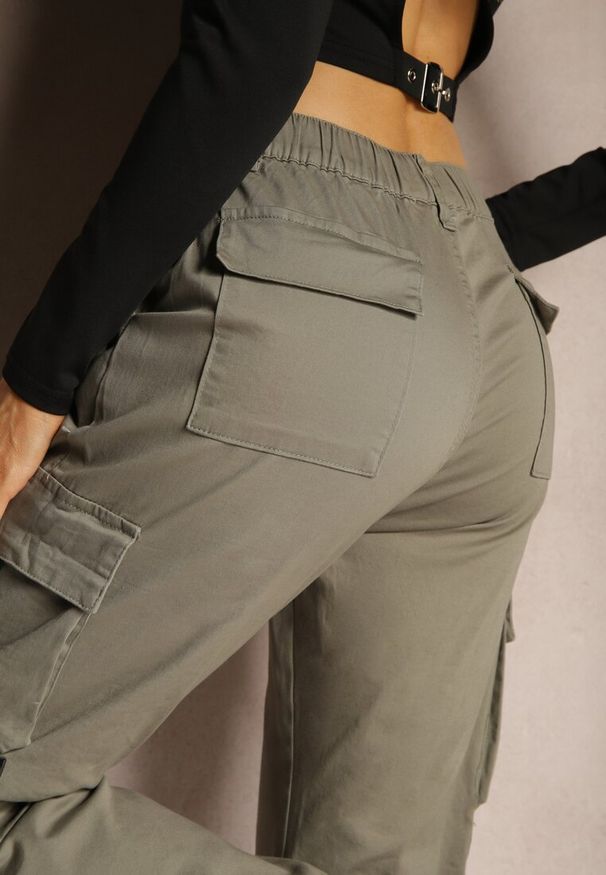 Renee - Ciemnozielone Spodnie Joggery z Kieszeniami Cargo z Elastycznej Bawełny Irisane. Okazja: na co dzień. Kolor: zielony. Materiał: bawełna. Styl: casual, elegancki