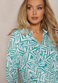 Renee - Zielono-Biała Koszula z Wiskozy w Geometryczny Print Jacelyn. Okazja: na co dzień. Typ kołnierza: kołnierzyk klasyczny, dekolt w serek. Kolor: zielony. Materiał: wiskoza. Wzór: geometria, nadruk. Styl: klasyczny, casual, elegancki