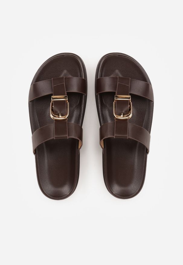 Born2be - Ciemnobrązowe Klapki z Ozdobną Klamrą i Paskiem Kaidine. Okazja: na co dzień, do pracy. Kolor: brązowy. Materiał: jeans, materiał, len. Styl: casual, elegancki