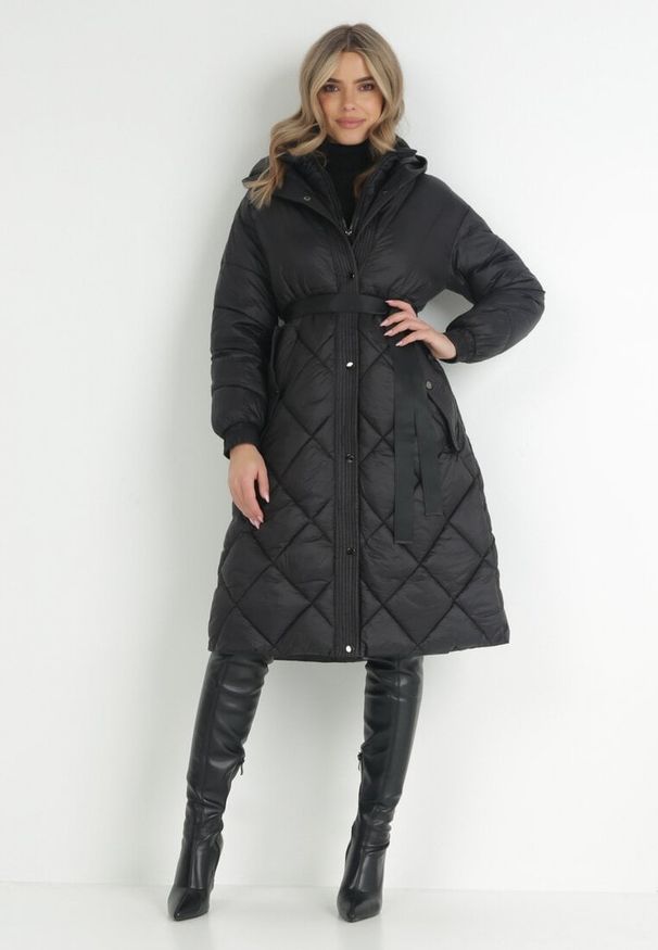 Born2be - Czarna Kurtka za Kolano Pikowana z Wiązanym Paskiem Claze. Kolor: czarny. Materiał: materiał. Sezon: zima