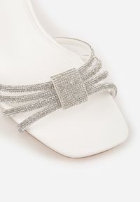 Renee - Białe Sandały Ozdobione Paskami z Cyrkoniami i Kwadratowym Obcasie Zitalia. Okazja: na co dzień. Zapięcie: pasek. Kolor: biały. Materiał: jeans. Wzór: aplikacja. Obcas: na obcasie. Styl: casual. Wysokość obcasa: średni #4