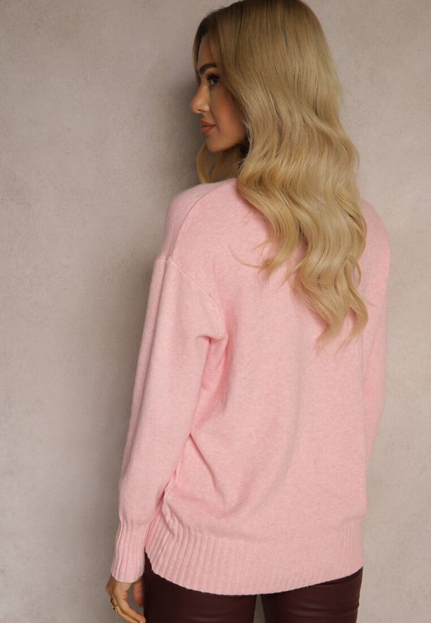 Renee - Jasnoróżowy Casualowy Sweter z Wiskozą i Modalem ze Ściągaczami Riviti. Okazja: na co dzień. Kolor: różowy. Materiał: wiskoza. Styl: casual