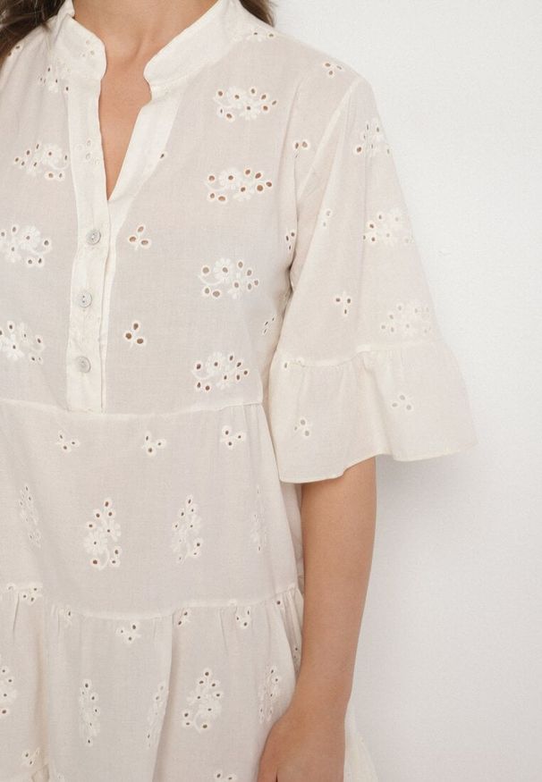 Born2be - Jasnobeżowa Bawełniana Sukienka z Haftowanej Tkaniny o Koszulowym Kroju z Falbanami Filidwena. Okazja: na co dzień. Typ kołnierza: kołnierzyk klasyczny. Kolor: beżowy. Materiał: tkanina, bawełna. Wzór: haft. Typ sukienki: koszulowe. Styl: boho, elegancki, casual, klasyczny