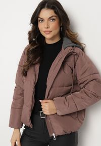Born2be - Fioletowa Kurtka Ozdobiona Pikowaniem z Odpinanym Kapturem Miariana. Okazja: na co dzień. Kolor: różowy. Materiał: jeans. Długość rękawa: długi rękaw. Długość: długie. Wzór: aplikacja. Styl: elegancki, casual #4