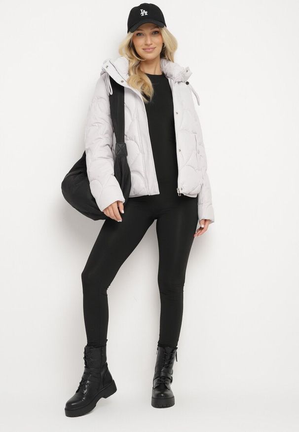 Born2be - Biała Pikowana Kurtka o Pudełkowym Kroju z Kapturem i Ściągaczami Selizola. Okazja: na spacer. Typ kołnierza: kaptur. Kolor: biały. Materiał: jeans, skóra. Styl: sportowy