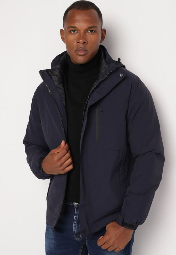 Born2be - Granatowa Dwustronna Kurtka Przejściowa Wiatrówka z Pikowanym Wnętrzem Ravaria. Okazja: na co dzień. Typ kołnierza: golf. Kolor: niebieski. Materiał: jeans. Długość rękawa: długi rękaw. Długość: długie. Wzór: gładki. Styl: elegancki, casual