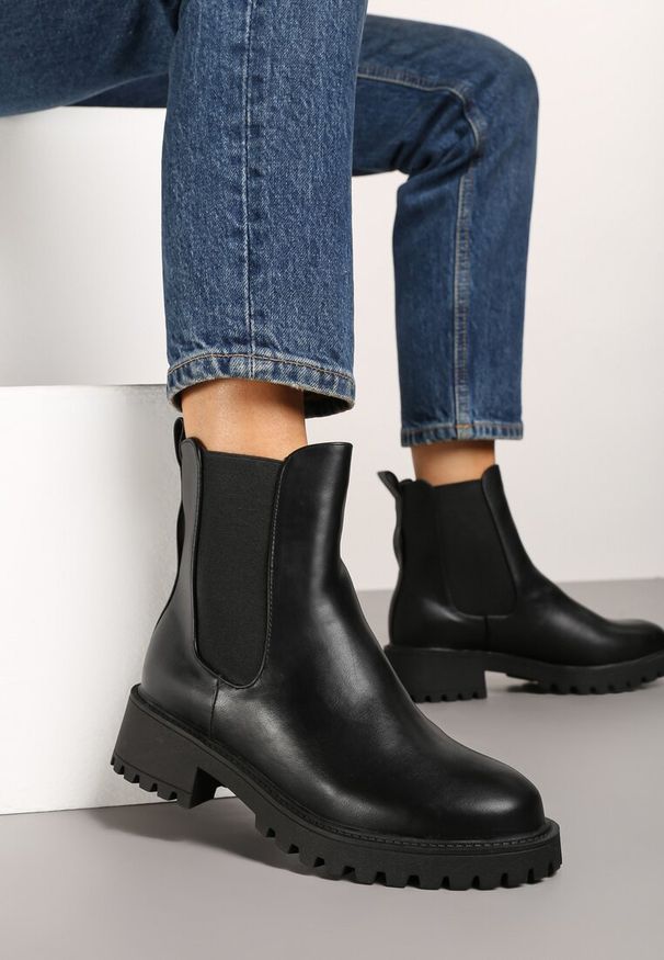 Renee - Czarne Botki Sztyblety na Słupku z Metaliczną Ozdobą Venselle. Kolor: czarny. Materiał: jeans. Wzór: aplikacja. Obcas: na słupku. Styl: elegancki. Wysokość obcasa: średni