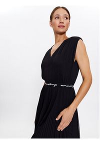 Armani Exchange Sukienka codzienna 6RYA09 YN3PZ 1200 Czarny Regular Fit. Okazja: na co dzień. Kolor: czarny. Materiał: syntetyk. Typ sukienki: proste. Styl: casual