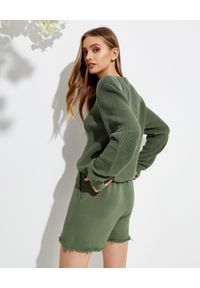 SER.O.YA - Sweter Amelia w kolorze khaki. Kolor: zielony. Materiał: bawełna, zamsz. Długość rękawa: długi rękaw. Długość: długie. Wzór: aplikacja #2