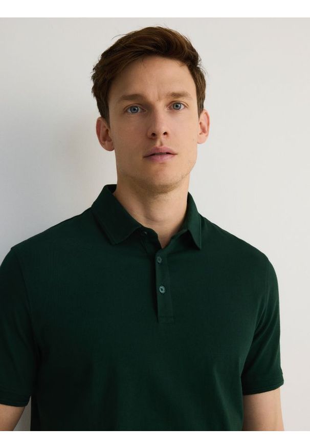 Reserved - Koszulka polo regular - ciemnozielony. Typ kołnierza: polo. Kolor: zielony. Materiał: bawełna