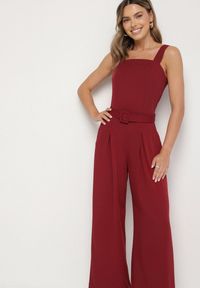 Born2be - Bordowy Taliowany Kombinezon z Ozdobnym Paskiem i Klamrą Doloriela. Kolor: czerwony. Styl: elegancki #2