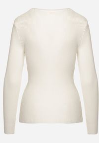 Born2be - Biały Sweter z Bawełną z Prążkowanego Materiału Ozdobiony Guzikami Zinfera. Okazja: na co dzień. Typ kołnierza: dekolt w serek. Kolor: biały. Materiał: bawełna, prążkowany, materiał. Wzór: aplikacja. Styl: casual, klasyczny #3