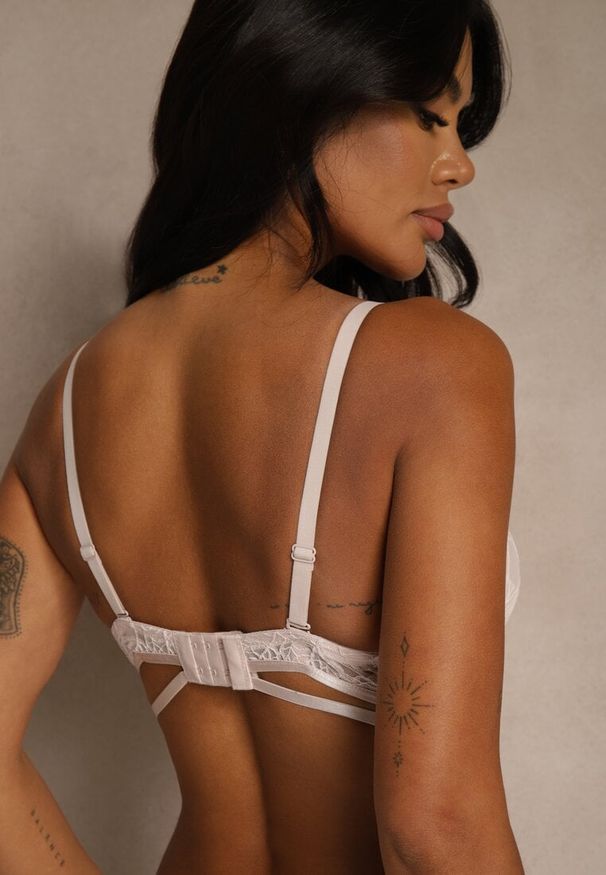 Renee - Jasnoróżowy Koronkowy Biustonosz w Klasycznym Stylu z Aplikacją Galinassa. Kolor: różowy. Materiał: koronka. Wzór: aplikacja