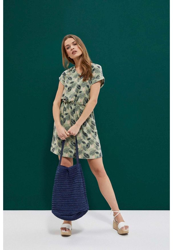 MOODO - Sukienka z roślinnym nadrukiem. Materiał: poliester, guma, elastan. Wzór: nadruk