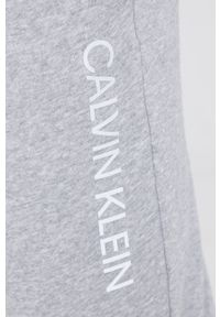 Calvin Klein Performance - Spodnie. Kolor: szary. Materiał: dzianina. Wzór: nadruk #4