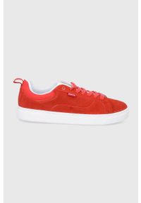 Levi's® - Levi's Buty Caples 2.0 kolor czerwony. Okazja: na spotkanie biznesowe. Nosek buta: okrągły. Zapięcie: sznurówki. Kolor: czerwony. Materiał: guma #1