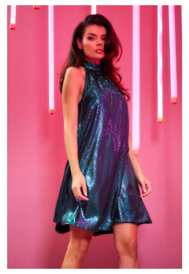 Sukienki.shop - Sukienka trapezowa z dekoltem halter neck błyszcząca zielona. Okazja: na randkę, na ślub cywilny, na wesele, na imprezę. Typ kołnierza: dekolt halter. Kolor: zielony. Typ sukienki: trapezowe. Styl: wizytowy