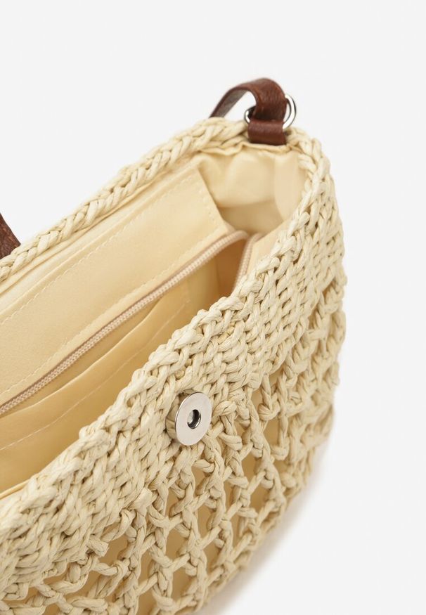 Born2be - Jasnobeżowa Torebka z Szerokiej Plecionki na Ramię Zapinana na Zatrzask i Suwak Sadhara. Kolor: beżowy. Styl: elegancki, casual. Rodzaj torebki: na ramię