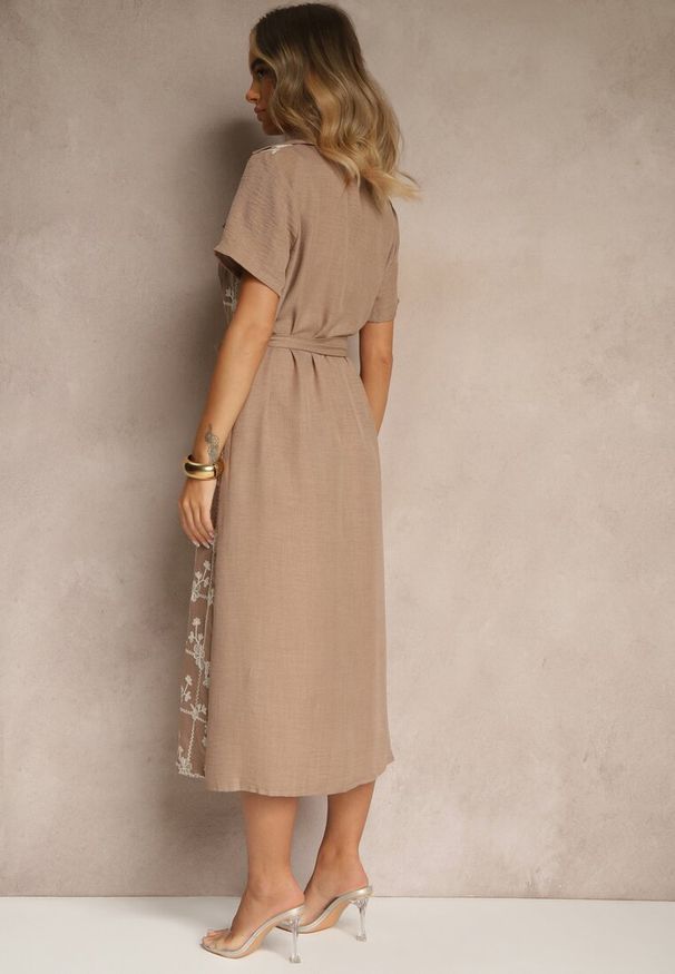 Renee - Ciemnobeżowa Koszulowa Sukienka z Wiązanym Paskiem Zdobiona Haftem Malinnessa. Okazja: na co dzień. Typ kołnierza: kołnierzyk klasyczny. Kolor: beżowy. Długość rękawa: krótki rękaw. Wzór: aplikacja, haft. Typ sukienki: koszulowe. Styl: elegancki, klasyczny, casual