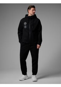 4f - 4F Spodnie dresowe joggery męskie 4F x Robert Lewandowski - czarne XXL. Kolor: czarny. Materiał: dresówka. Wzór: nadruk. Sport: piłka nożna #1