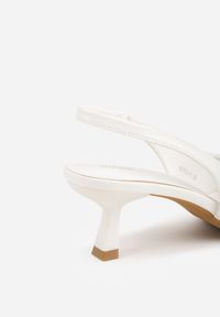 Renee - Białe Czółenka Sandały Vices na Kaczuszce Typu Slingback Ozdobione Metaliczną Aplikacją Lilarunea. Okazja: na co dzień. Kolor: biały. Materiał: jeans. Wzór: aplikacja. Sezon: lato. Obcas: na szpilce. Styl: elegancki, casual #5