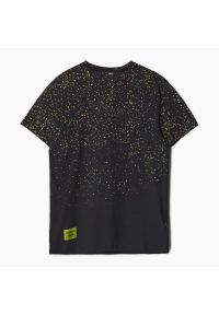 Cropp - T-shirt z drobnym printem - Czarny. Kolor: czarny. Wzór: nadruk