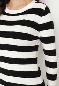 Born2be - Biało-Czarna Sweterkowa Sukienka z Modalem i Wiskozą w Paski Nalindira. Kolor: biały. Materiał: wiskoza. Wzór: paski. Styl: wizytowy, klasyczny #5