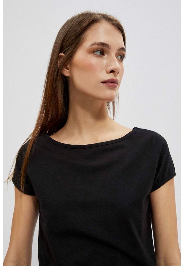 MOODO - Dopasowany gładki t-shirt czarny. Kolor: czarny. Materiał: elastan, bawełna. Wzór: gładki