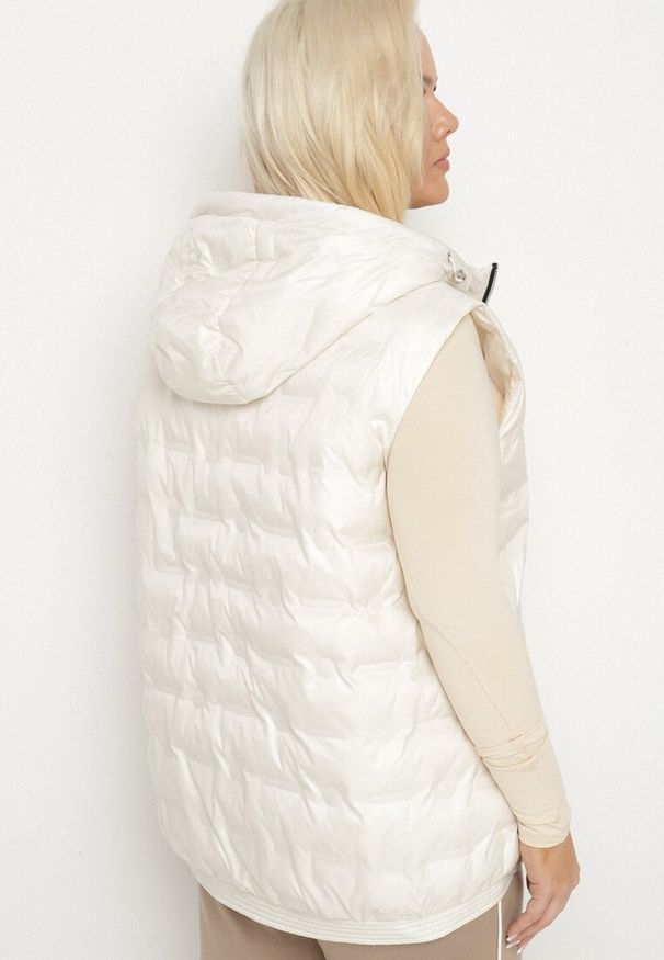 Born2be - Jasnobeżowa Pikowana Kamizelka z Kapturem i Ściągaczem w Talii Evelbia. Okazja: na spacer. Typ kołnierza: kaptur. Kolekcja: plus size. Kolor: beżowy. Materiał: jeans. Wzór: aplikacja. Styl: klasyczny, elegancki