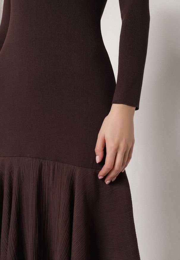 Born2be - Brązowa Sukienka z Wiskozą o Dopasowanym Kroju z Falbanami u Dołu Vebmara. Okazja: na randkę. Kolor: brązowy. Materiał: wiskoza. Typ sukienki: dopasowane. Styl: elegancki