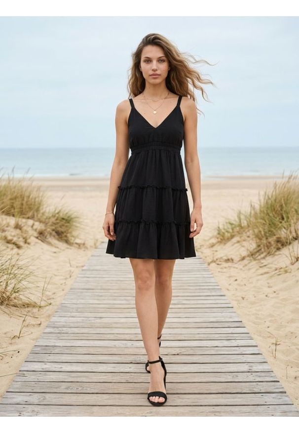 Sinsay - Sukienka mini z efektem stopniowania i wiskozą - czarny. Kolor: czarny. Materiał: wiskoza. Długość: mini