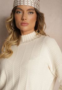 Renee - Jasnobeżowy Sweter Półgolf z Ozdobnym Tłoczeniem Porttis. Kolor: beżowy. Sezon: zima #5
