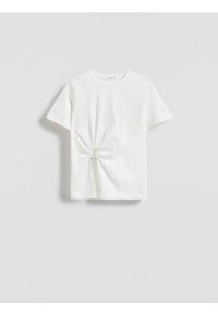 Reserved - T-shirt z ozdobnym wycięciem - złamana biel. Materiał: bawełna, dzianina