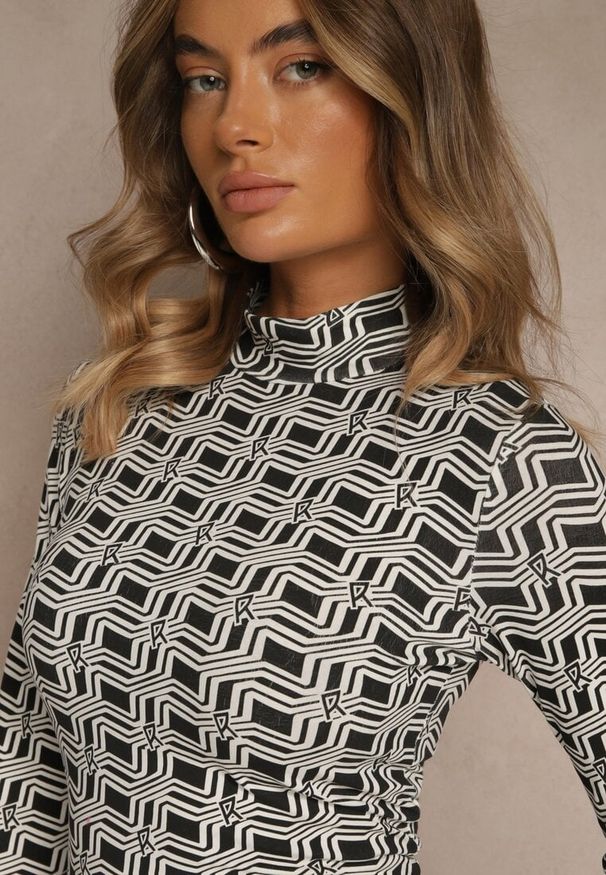 Renee - Biało-Czarna Bluzka Longsleeve z Golfem z Bawełny w Geometryczny Print Zadanevia. Okazja: na spacer, na co dzień. Typ kołnierza: golf. Kolor: biały. Materiał: bawełna. Długość rękawa: długi rękaw. Wzór: geometria, nadruk. Styl: elegancki, casual