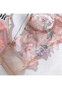 Intica - haftowany komplet bielizny z delikatnymi wykończeniami na specjalne okazje Soyoko. Kolor: różowy. Materiał: materiał. Wzór: haft #3