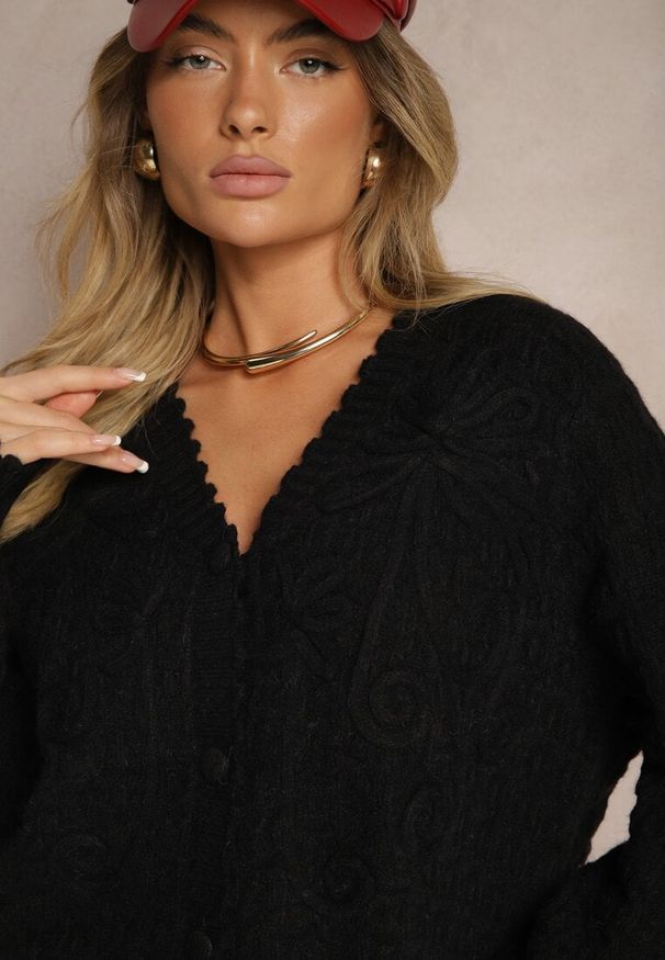 Renee - Czarny Kardigan w Stylu Oversize z Guzikami i Ozdobnymi Tłoczeniami Palabia. Okazja: na co dzień. Kolor: czarny. Materiał: jeans. Styl: casual