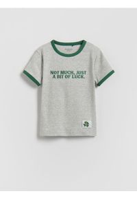 Reserved - T-shirt z haftowanym napisem - jasnoszary. Kolor: szary. Materiał: bawełna. Wzór: napisy, haft