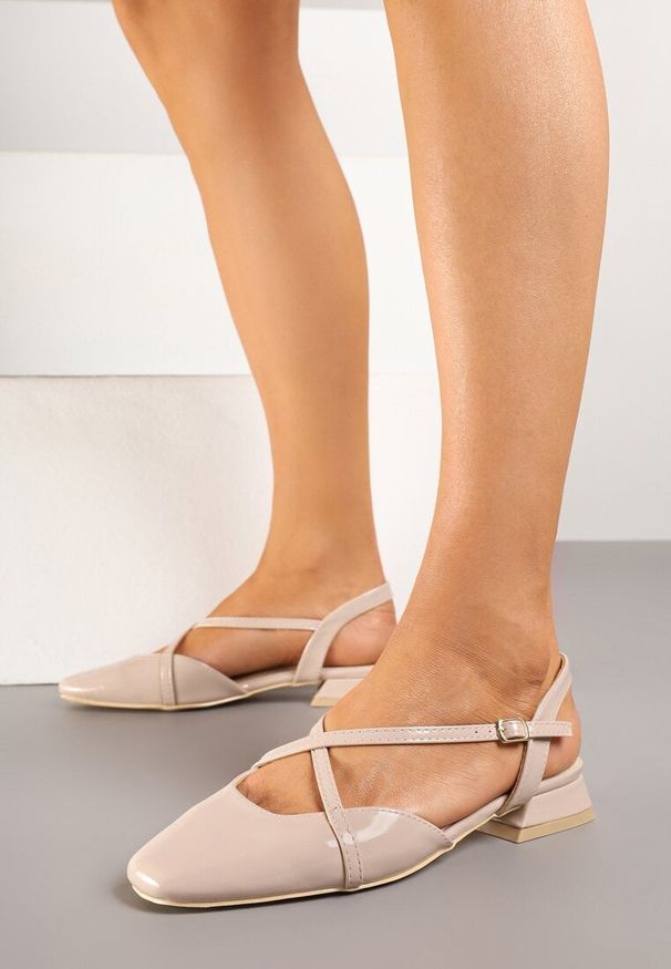 Born2be - Beżowe Lakierowane Sandały Vices ze Skórzaną Wkładką i Geometrycznymi Paskami Edialitia. Okazja: na spotkanie biznesowe, do pracy. Zapięcie: pasek. Kolor: beżowy. Materiał: skóra, lakier. Wzór: geometria. Styl: elegancki, klasyczny, biznesowy