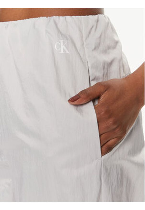 Calvin Klein Jeans Spodnie materiałowe Soft Crinkle J20J223122 Szary Relaxed Fit. Kolor: szary. Materiał: syntetyk