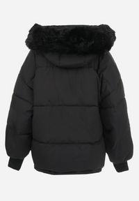 Born2be - Czarna Kurtka Oversize z Futrzanym Kapturem Vugovi. Kolor: czarny. Materiał: futro. Długość rękawa: długi rękaw. Długość: długie. Wzór: aplikacja. Sezon: zima #3