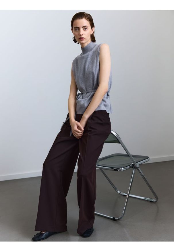 Reserved - Szerokie spodnie z kantem - ciemnobrązowy. Kolor: brązowy. Materiał: wiskoza, tkanina