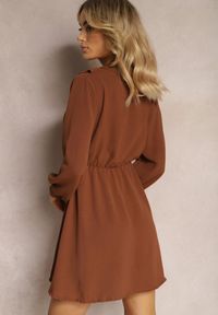 Renee - Brązowa Mini Sukienka o Rozkloszowanym Fasonie z Falbankami i Gumką w Talii Beranzze. Typ kołnierza: kołnierz z falbankami. Kolor: brązowy. Materiał: skóra. Długość rękawa: długi rękaw. Długość: mini #4