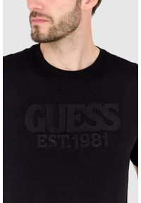Guess - GUESS T-shirt czarny slim fit. Kolor: czarny. Wzór: haft #5