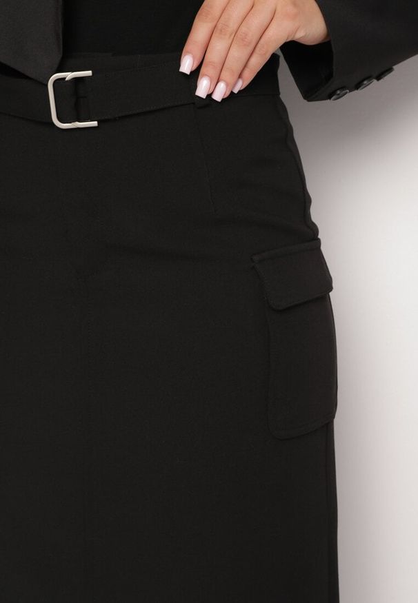Born2be - Czarna Spódnica z Wiskozą Paskiem i Kieszeniami z Klapami Talabria. Okazja: na co dzień. Kolor: czarny. Materiał: wiskoza. Styl: elegancki, casual