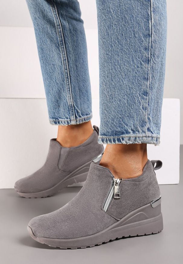 Renee - Szare Sneakersy na Koturnie z Ozdobnym Suwakiem z Boku Daivira. Okazja: na co dzień. Nosek buta: okrągły. Kolor: szary. Materiał: jeans, skóra. Obcas: na koturnie
