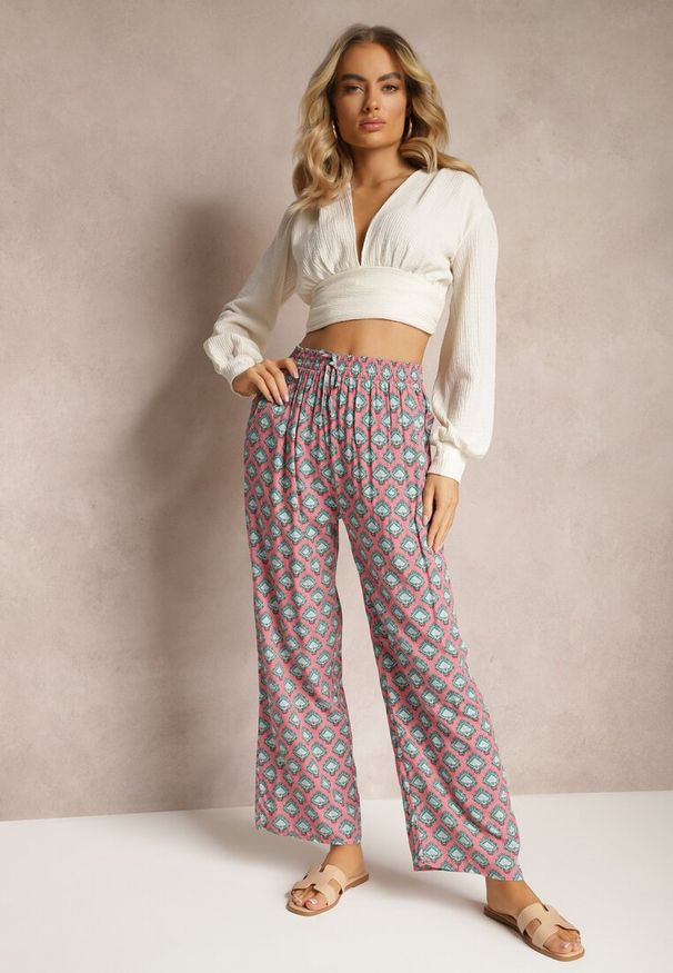 Renee - Różowo-Zielone Szerokie Spodnie z Gumką w Talii z Wiskozy w Mozaikowy Print Wavelette. Okazja: na co dzień. Stan: podwyższony. Kolor: różowy. Materiał: wiskoza. Wzór: nadruk. Styl: casual, elegancki