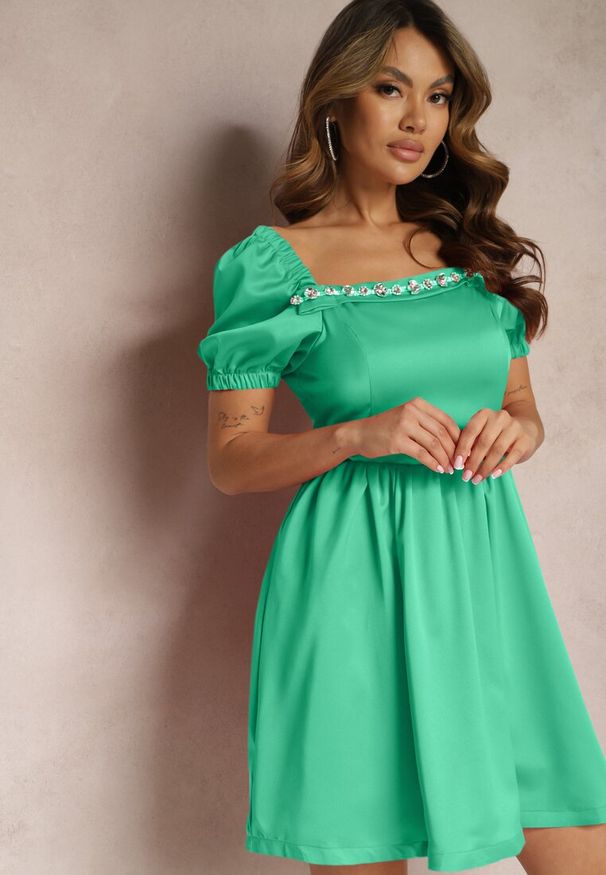 Renee - Zielona Rozkloszowana Sukienka Mini z Wycięciami po Bokach i Cyrkoniami na Dekolcie Erelasia. Kolor: zielony. Wzór: aplikacja. Długość: mini