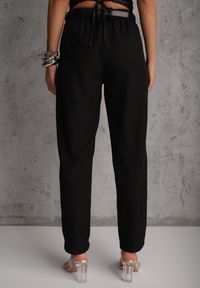 Renee - Czarne Spodnie Cygaretki High Waist z Paskiem z Klamrą w Kształcie Półksięzyca Vikinai. Stan: podwyższony. Kolor: czarny. Materiał: jedwab. Wzór: aplikacja. Styl: elegancki #3