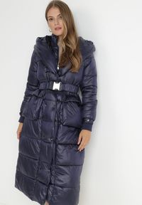Born2be - Granatowa Kurtka Pikowana Długa Drerrigale. Kolor: niebieski. Materiał: materiał. Długość rękawa: długi rękaw. Długość: długie. Sezon: zima, jesień #1